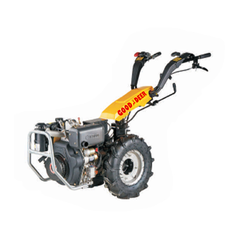Duo moniti ambulabunt post Tractor Gyratorius